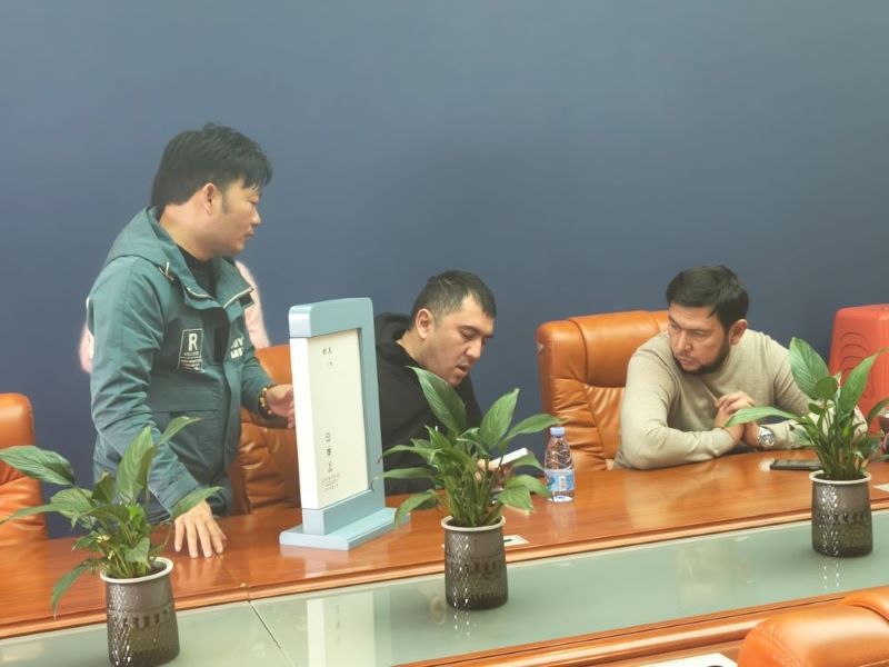 WAFU LOCK bespricht intelligente Schlosslösungen mit russischen Kunden während eines Vor-Ort-Meetings