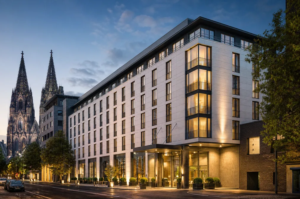 DACH-Markt Business-Hotel-Szenario: moderne Hotelfassade als Referenzillustration