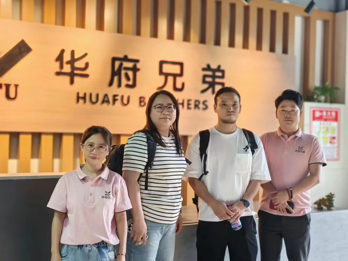 Gruppenfoto japanischer Kunden und WAFU-Team am Empfang von WAFU Brothers